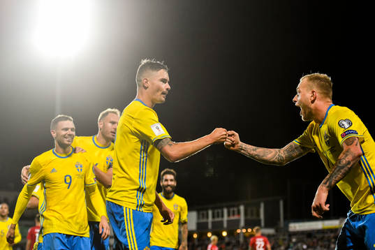 Sveriges Mikael Lustig jublar ihop med John Guidetti
