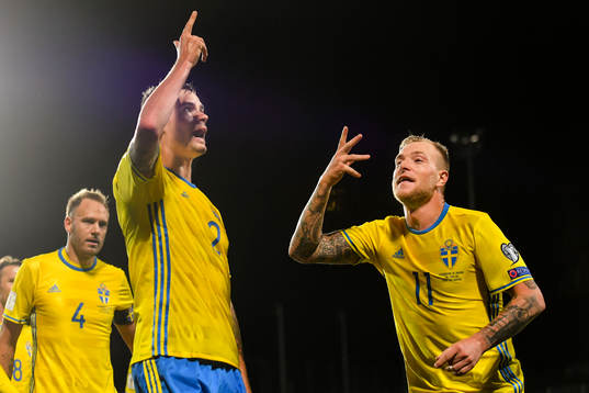 Sveriges Mikael Lustig jublar ihop med John Guidetti