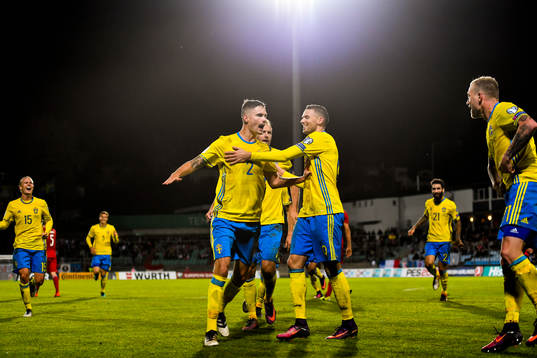 Sveriges Mikael Lustig jublar ihop med Marcus Berg och John