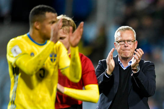 Sveriges förbundskapten Janne Andersson tackar publiken
