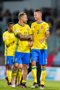 Sveriges John Guidetti och Mikael Lustig jublar