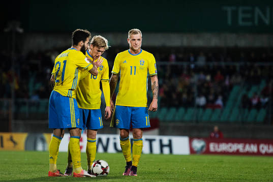 Sveriges Jimmy Durmaz, Emil Forsberg och John Guidetti pratar ihop sig inför en frispark