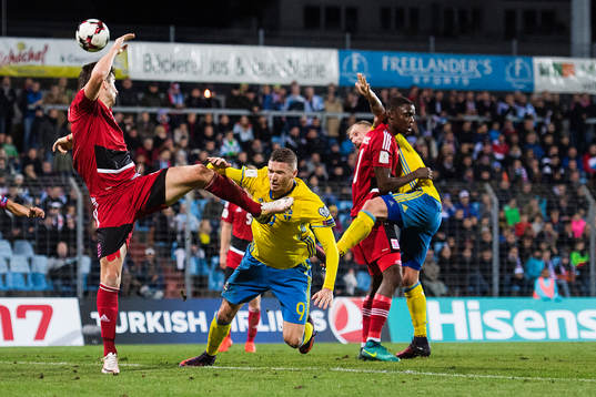 Luxemburgs Chris Philipps träffar Sveriges Marcus Berg med sin fot