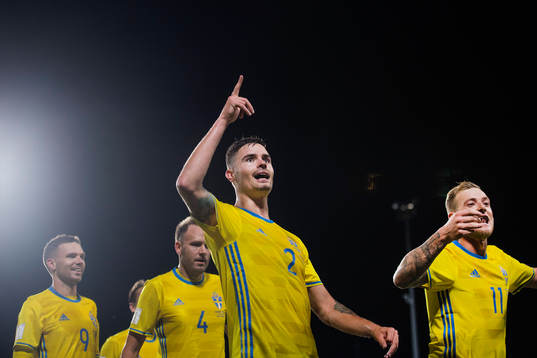 Sveriges Mikael Lustig jublar mot Marcus Berg, Andreas