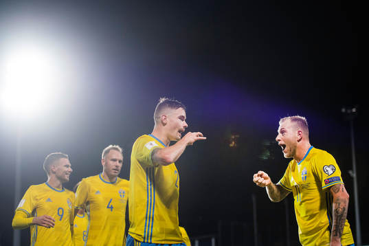 Sveriges Mikael Lustig jublar mot Marcus Berg, Andreas