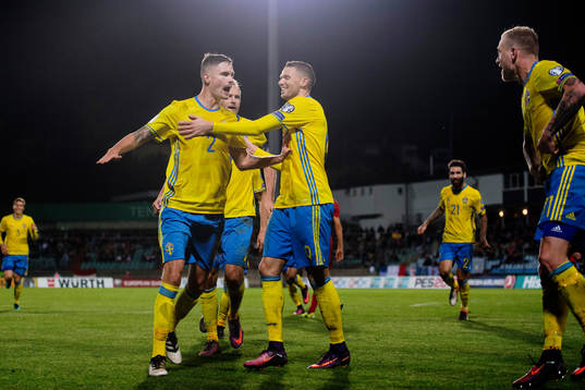 Sveriges Mikael Lustig jublar mot Marcus Berg, Andreas