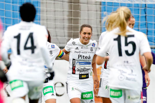 Piteås Felicia Karlsson jublar efter 0-2