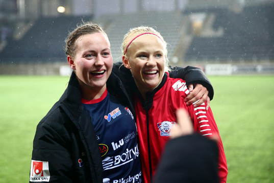 Linköpings Kristine Minde och Pernille Harder jublar