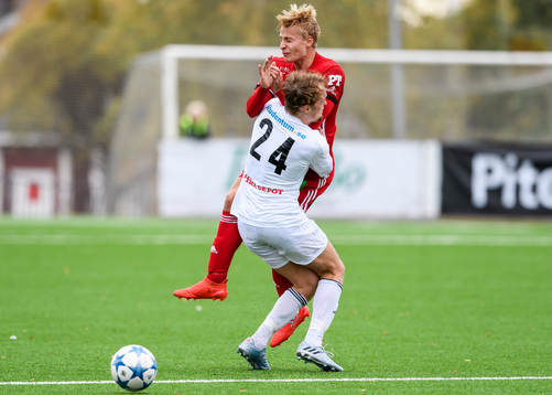 s Henrik Millbert kolliderar med Team TGs Linus Marklund