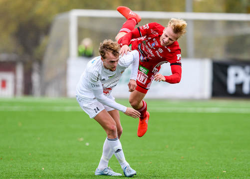 s Henrik Millbert kolliderar med Team TGs Linus Marklund