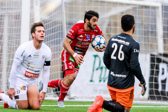 s Arish Nouri jublar efter sitt 1-2 mål under fotbollsmatchen i division 1 norra mellan Piteå och Team TG den 9 oktober 2016 i Piteå.