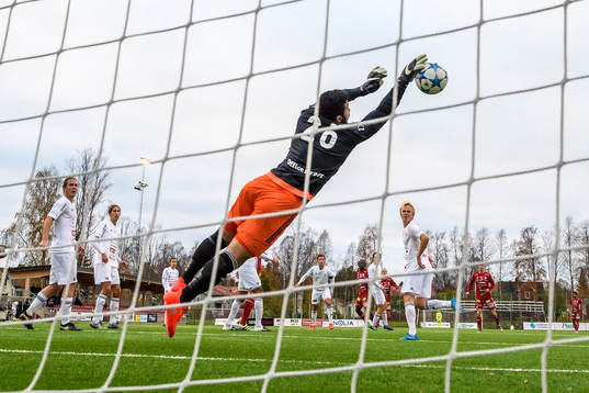 Team TGs målvakt Ahmed Al-Frali räddar ett skott från
