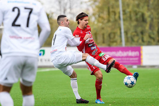 s Martin Oscarsson under fotbollsmatchen i division 1 norra mellan Piteå och Team TG den 9 oktober 2016 i Piteå.
