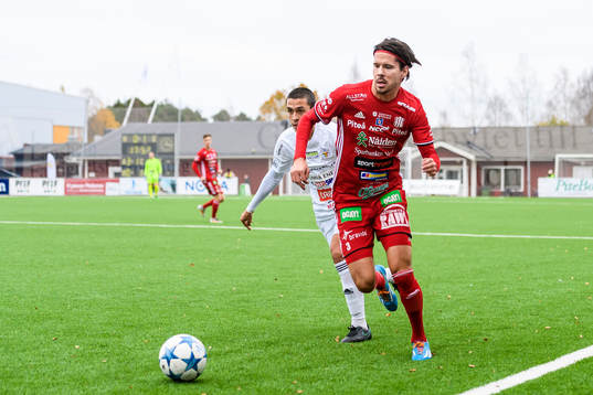 s Martin Oscarsson med bollen under fotbollsmatchen i division 1 norra mellan Piteå och Team TG den 9 oktober 2016 i Piteå.