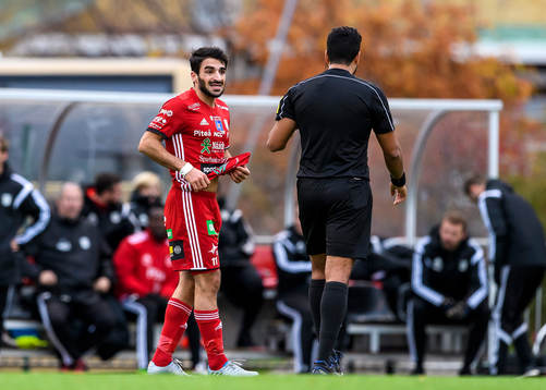 s Arish Nouri pratar med domare Mohamed Nabisi under fotbollsmatchen i division 1 norra mellan Piteå och Team TG den 9 oktober 2016 i Piteå.