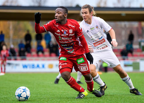 s Yanku Marrah jagas av Team TGs Jonas Nilsson under fotbollsmatchen i division 1 norra mellan Piteå och Team TG den 9 oktober 2016 i Piteå.