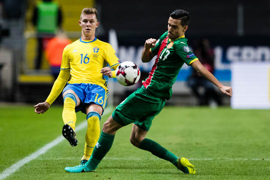 Sveriges Emil Krafth med en boll förbi Bulgariens Georgi Milanov