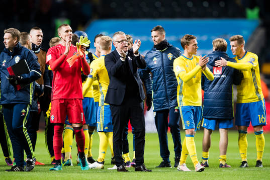 Sveriges målvakt Robin Olsen, förbundskapten Janne Andersson och Ludwig Augustinsson tackar publiken