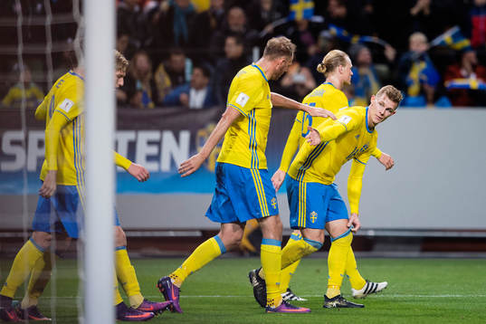 Sveriges Emil Krafth, Andreas Granqvist och Oscar Hiljemark jublar efter 1-0