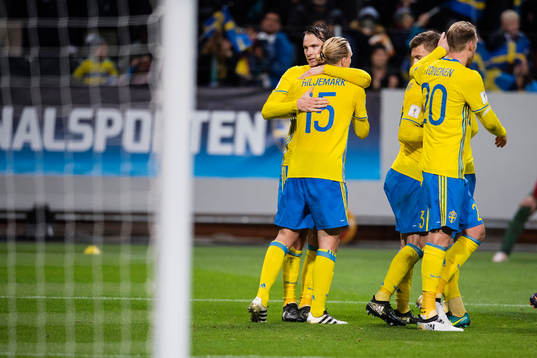 Sveriges Albin Ekdal kramar om Oscar Hiljemark efter att han har gjort 2-0
