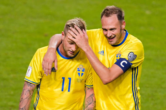Sveriges John Guidetti och Andreas Granqvist  jublar