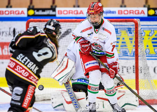Luleås Henriette Sletbak gör 4-2 medans Modos Johanna