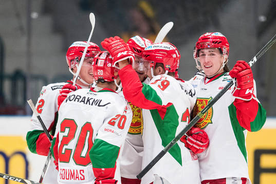 Moras spelare jublar