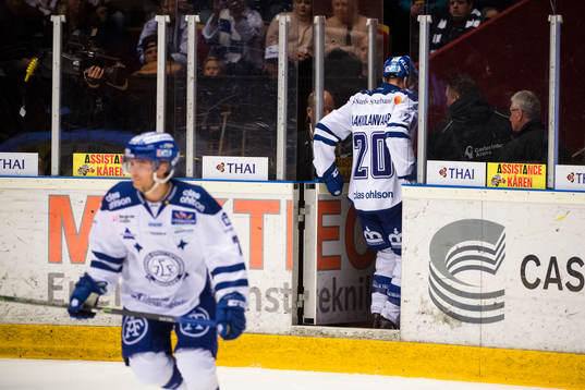 Leksands Tommi Paakkolanvaara lämnar isen skadad