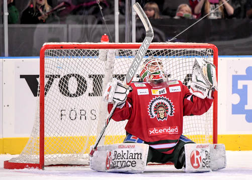 Frölundas målvakt Johan Gustafsson jublar
