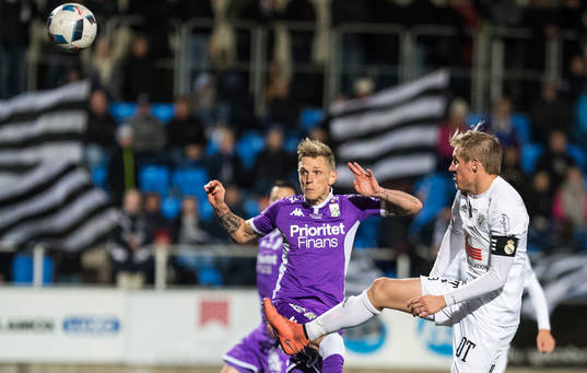 IFK Göteborgs Sören Rieks nickar in 4-0 målet medan