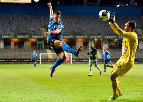 Halmstads Sead Haksabanovic och GAIS målvakt Tommi Vaiho