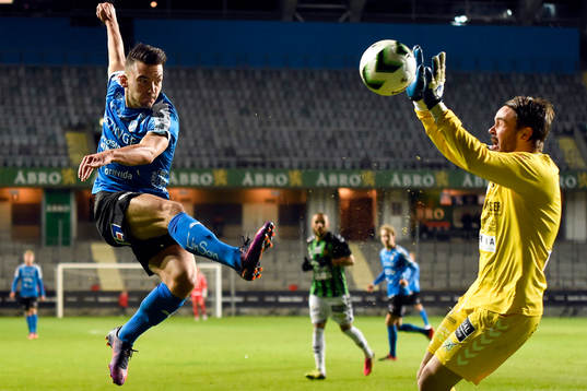 Halmstads Sead Haksabanovic och GAIS målvakt Tommi Vaiho