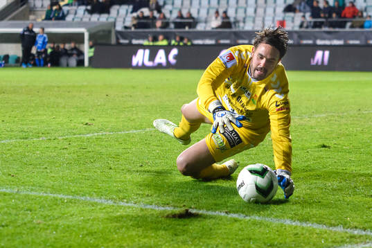 GAIS målvakt Tommi Vaiho kastar sig