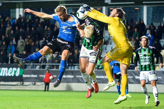 Halmstads Alexander Ruud Tveter i kamp om bollen med GAIS