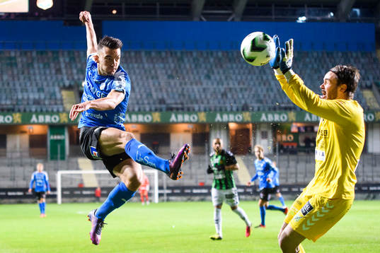 Halmstads Sead Haksabanovic skjuter bollen mot GAIS