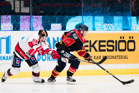 Örebros Bobbo Petersson jagar Djurgårdens Daniel Brodin