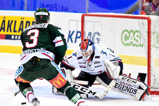 Frölundas Carl Grundström oroar framför Linköpings