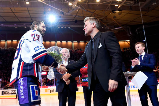 Linköpings Niklas Persson ger Ronnie Sundin blommor