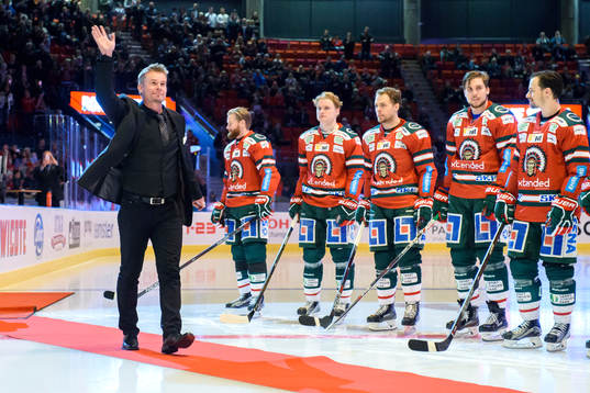 Ronnie Sundin går in på isen i Scandinavium