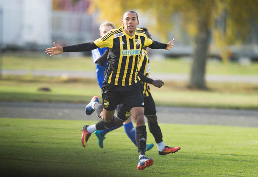 IFK Hässleholms Kevin Thompson gör 2-1 och jublar i matchen i division 2 mellan IFK Hässleholm och Kvarnby i Hässleholm 15 oktober 2016.  