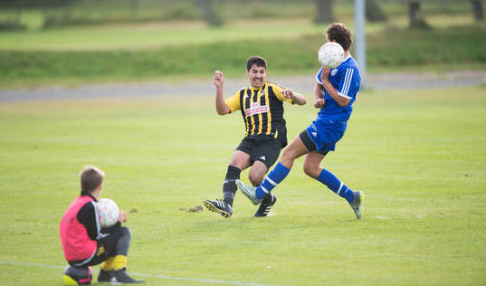 Bollkalle kollar in IFK Hässleholms Diego Delgado i matchen i division 2 mellan IFK Hässleholm och Kvarnby i Hässleholm 15 oktober 2016.  