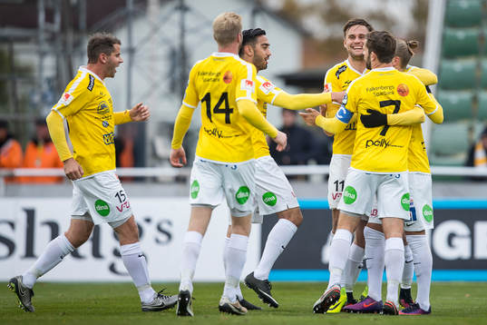 Falkenbergs Stefan Rodevåg och Per Karlsson (med ryggen i bild) och Amin Nazari och Johannes Vall och Jesper Karlsson (skymd) och David Svensson (med ryggen i bild) jublar