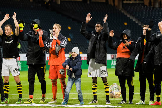 s målvakt Patrik Carlgren och Alexander Isak  tackar publiken efter fotbollsmatchen i Allsvenskan mellan AIK - Östersund den 16 oktober 2016 i Stockholm. 