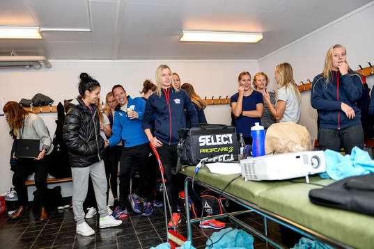 Linköpings lag inväntar slutresultatet i matchen Rosengård - Eskilstuna
