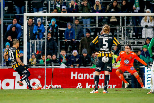 Häckens Paulo de Oliveira gör 1-1 på straff