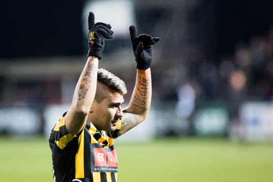 Häckens Paulo de Oliveira jublar