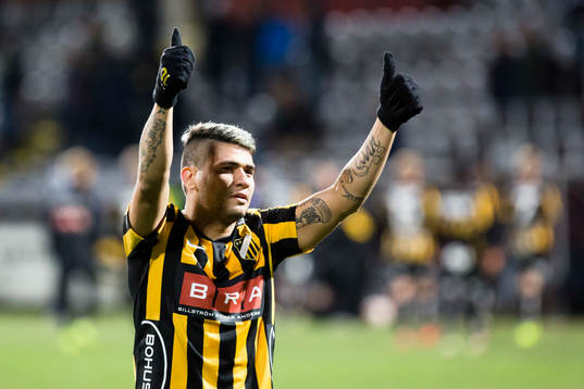 Häckens Paulo de Oliveira jublar
