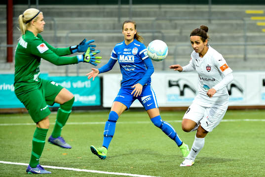 Rosengårds Natasa Andonova och Eskilstunas målvakt Emelie