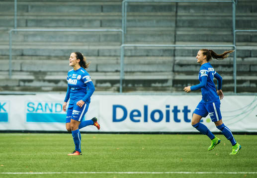 Eskilstunas Marija Banusic och Nathalie Björn  jublar efter Eskilstunas andra mål