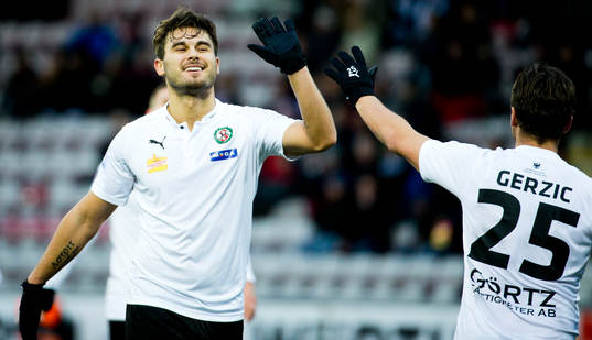 Örebros Astrit Ajdarevic gör en high five med Nordin Gerzic